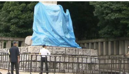 日本靖国神社石柱被红漆涂写英文“厕所”一词