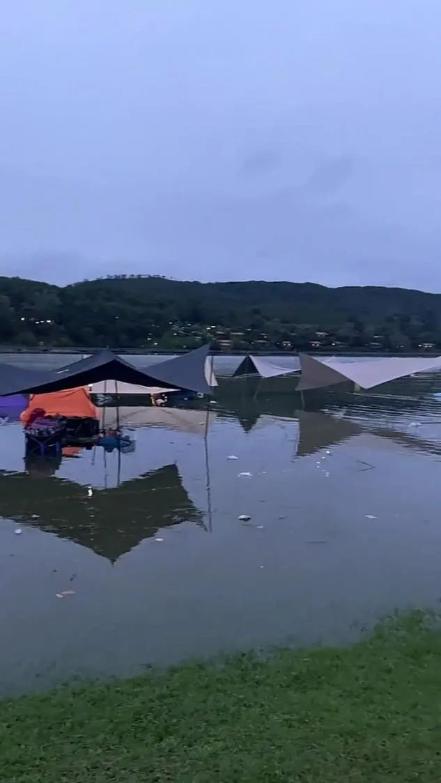 “游客一觉醒来睡在水里”，网红景区回应：雨太大我们也没想到