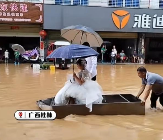 桂林暴雨部分城区街道变成威尼斯 有市民划船出行